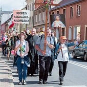 ▲	Na pielgrzymów w Myśliborzu czekał bp Edward Dajczak.