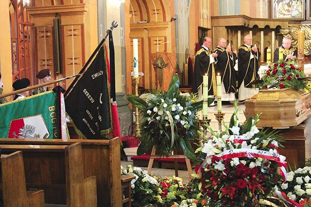 ▲	Ostatnie pożegnanie działacza podbeskidzkiej „Solidarności”.