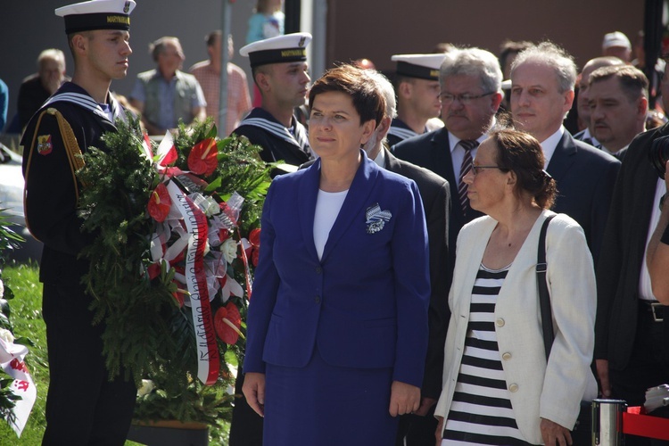 Premier Beata Szydło złożyła kwiaty pod pomnikiem Anny Walentynowicz