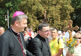 Pielgrzymów powitał bp Roman Pindel wraz z proboszczem ks. Grzegorzem Gruszeckim