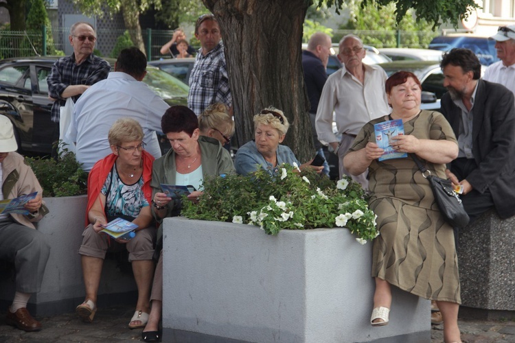 A. Duda i B. Szydło składają kwiaty pod bramą nr 2