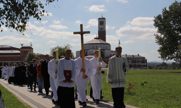 Procesja z Centrum Jana Pawła II do Sanktuarium Bożego Miłosierdzia