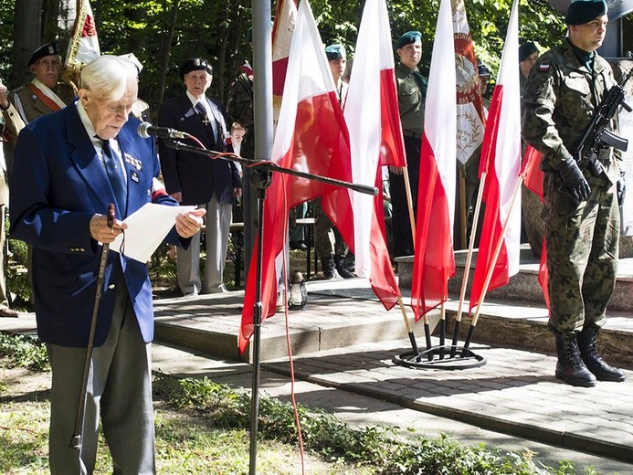 Wojenne wspomnienia na polanie Kałużówka