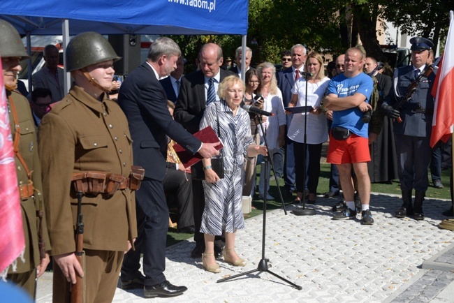 Odsłonięcie pomnika 72. Pułku Piechoty