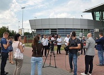 Zwolennicy i przeciwnicy wystawy zorganizowali konferencje prasowe koło pływalni, gdzie znajdowała się ekspozycja