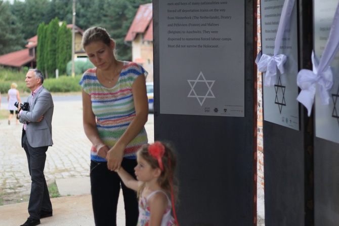 Pomnik selekcji Żydów na kozielskiej rampie