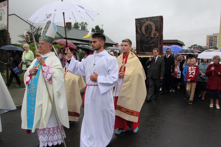 Bp Józef Zawitkowski w procesji z obrazem Matki Bożej Częstochowskiej