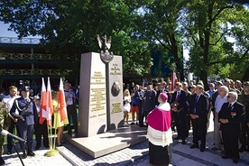 Monument poświęcił  bp Henryk Tomasik.