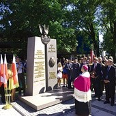 Monument poświęcił  bp Henryk Tomasik.