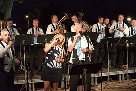 Na tarasie przed Miejskim Domem Kultury koncertowała orkiestra z Opočna, miasta partnerskiego Opoczna.