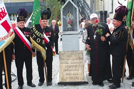 ▲	Uroczystości na terenie Starej Kopalni rozpoczęły się od spotkania przed figurą św. Barbary, która dawniej witała górników wchodzących do kopalni.