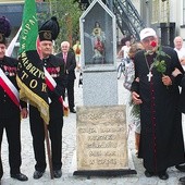 ▲	Uroczystości na terenie Starej Kopalni rozpoczęły się od spotkania przed figurą św. Barbary, która dawniej witała górników wchodzących do kopalni.