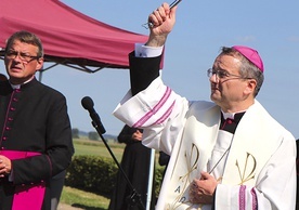 Biskup Tadeusz Lityński poświęcił kaplicę XXI stacji, miejsce szczególnej modlitwy za upokorzonych cierpieniem i ich opiekunów.