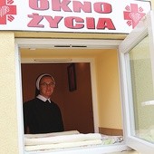 ◄	S. Maksyma w oknie życia w Bielsku-Białej Lipniku.