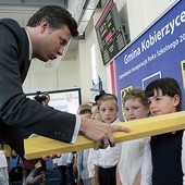 Po przemówieniach odbyło się pasowanie na uczniów pierwszoklasistów. Aktu dokonał m.in. Marek Michalak.