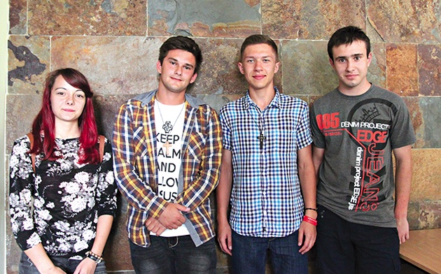 Młodzi, którzy doświadczyli spotkania z Bogiem w czasie przygotowań do bierzmowania, składali świadectwa w czasie WDD. Na zdjęciu od lewej: Beata, Piotrek, Janek, Marcin.