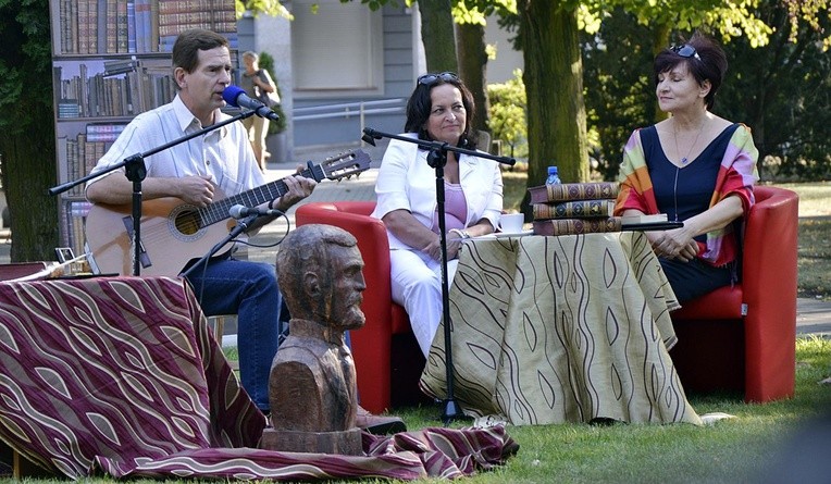 Gośćmi specjalnymi płońskiego wydarzenia byli: aktorka Halina Bednarz, która wprowadziła publiczność w świat powieści oraz Kuba Michalski prezentujący recital poetycko-muzyczny pt.: "Ach – poezja!"