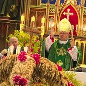 ▲	Abp Górzyński poświęcił wieńce, które przynieśli do świątyni rolnicy.