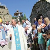  Dróżki Maryjne i Golgota, po których oprowadza biskupa tarnowskiego tylicki kustosz ks. Marian Stach.