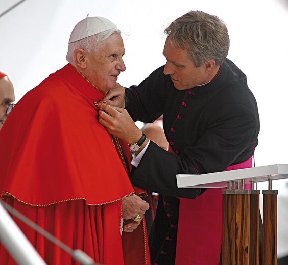 Papież Benedykt  ze swoim sekretarzem  abp. Georgiem Gänsweinem.