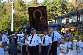 Ikona Czarnej Madonny niesiona przez strażaków w asyście bielanek