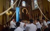 Strażacy wnoszą obraz Matki Bożej do kościoła w Wiskitkach