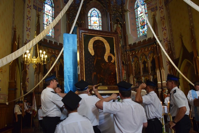 Strażacy wnoszą obraz Matki Bożej do kościoła w Wiskitkach