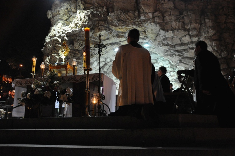 Nabożeństwo ze świecami na Górze Świętej Anny