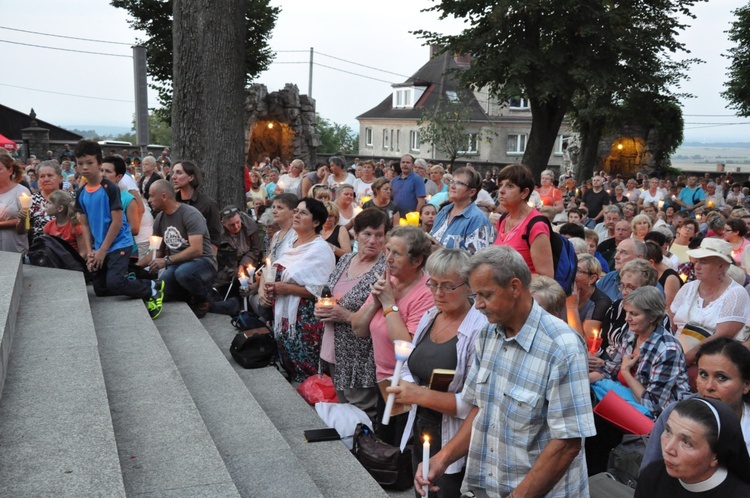 Nabożeństwo ze świecami na Górze Świętej Anny