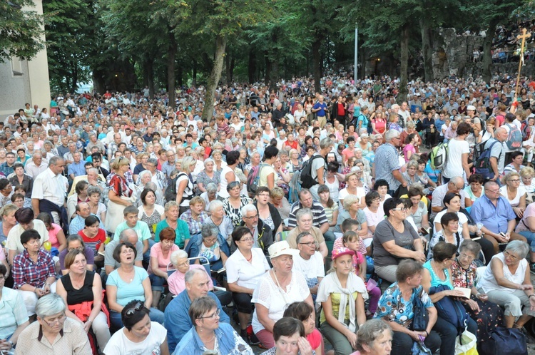 Nabożeństwo ze świecami na Górze Świętej Anny