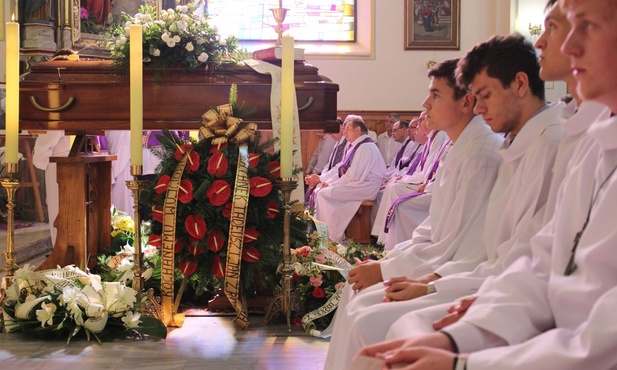 W swoją ostatnią drogę śp. ks. Józef Strączek wyruszył z kościoła Narodzenia NMP