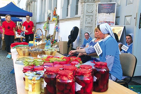 Magdalenki z zaangażowaniem odpowiadały na pytania,  a wierni równie chętnie kupowali ich produkty.  Pieniądze ze sprzedaży zasilą fundusz Ogniska Wychowawczego dla Dziewcząt.