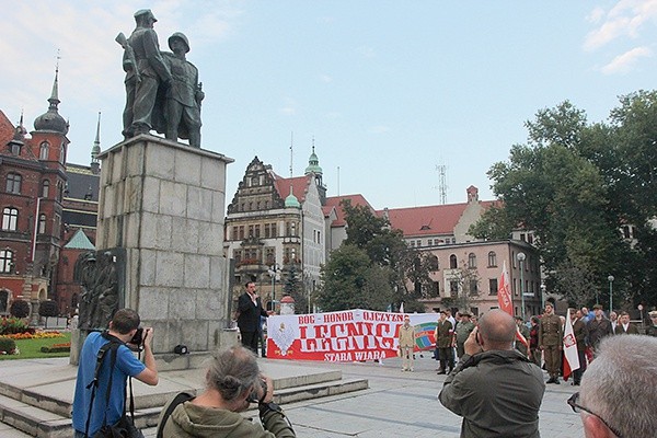 Działania IPN zmierzają też do usunięcia „pomników wyzwolicieli”.