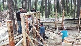 Schron w Puszczy Solskiej członkowie GRH „Wir” odtwarzali na podstawie zachowanych zdjęć Edwarda Buczka, fotografa AK z Biłgoraja.