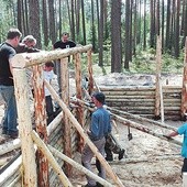 Schron w Puszczy Solskiej członkowie GRH „Wir” odtwarzali na podstawie zachowanych zdjęć Edwarda Buczka, fotografa AK z Biłgoraja.