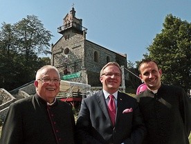 Księża parafii Sulistrowice: ks. Ryszard Staszak (po lewej) i ks. Jakub Bartczak (po prawej). W środku minister Krzysztof Szczerski.