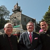 Księża parafii Sulistrowice: ks. Ryszard Staszak (po lewej) i ks. Jakub Bartczak (po prawej). W środku minister Krzysztof Szczerski.