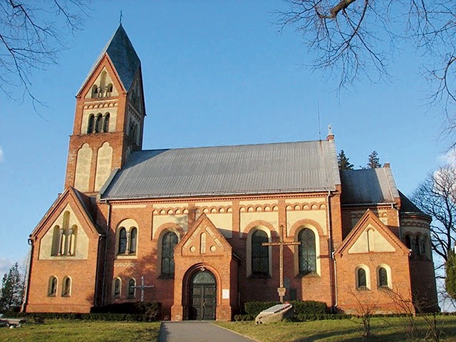 ▼	Kościół w stylu neoromańskim powstał w latach 1906–1907. Salwatorianie przybyli do Bagna w 1930 roku.