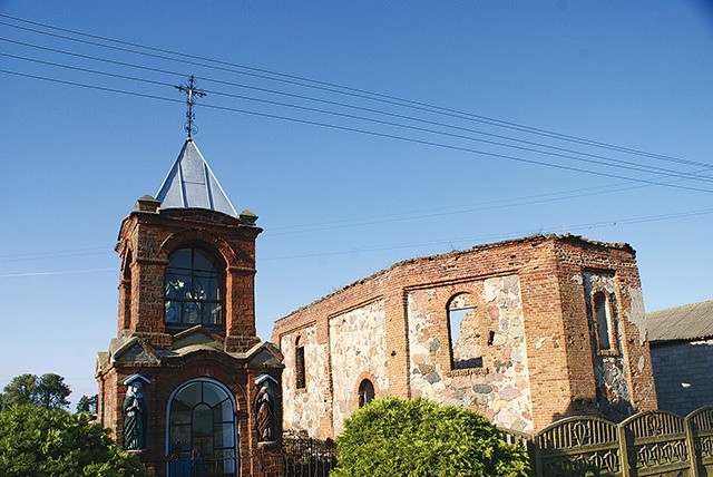 ▲	Jedyny w Polsce chłopski kościół, po którym pozostały tylko gołe mury.