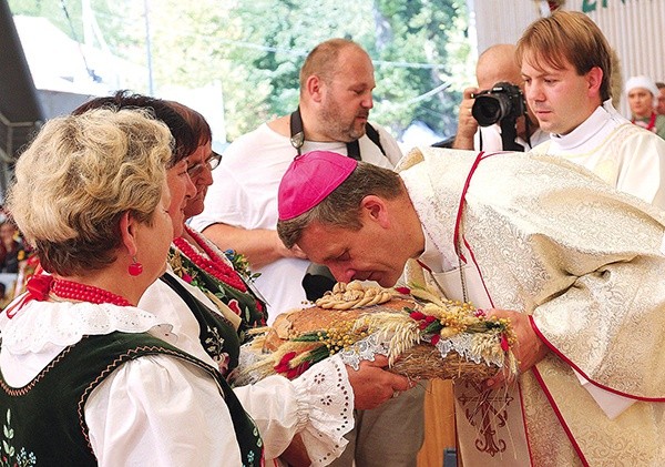 Bp Roman Pindel przyjmuje dary przyniesione przez gospodarzy z całej diecezji.