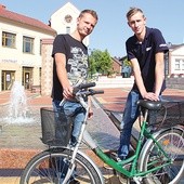 Marcin i Jacek na Placu Farskim w Lędzinach, gdzie ma się odbyć festyn po Pikniku Rowerowym.