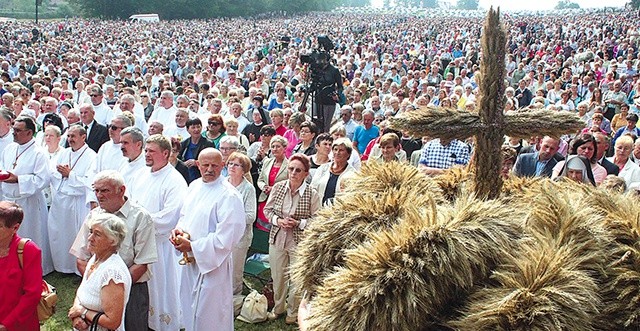 ▲	Na uroczystości przybyło wiele tysięcy wiernych, by uczestniczyć m.in. w archidiecezjalnych dożynkach.