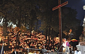 ▼	W grocie lurdzkiej  na Górze Świętej Anny, w rozświetlony płonącym ogniem wieczór, tysiące ludzi adorowały krzyż.