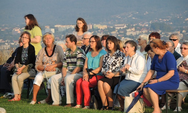 Modlitwa pod krzyżem na Trzech Lipkach