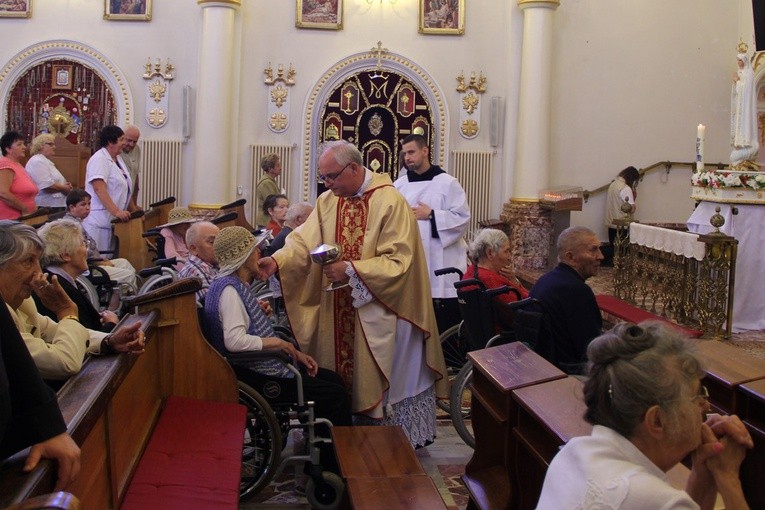 Na Eucharystii obecne były osoby, które korzystają z dzieł miłosierdzia działających przy sanktuarium. Z Komunią ks. Zbigniew Stanios