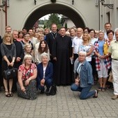 Z bp. Piotrem Turzyńskim uczestnicy rekolekcji na terenie sanktuarium. Czwarty z prawej ks. Wojciech Wojtyła