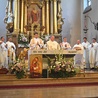 Eucharystię koncelebrowało kilkunastu kapłanów.