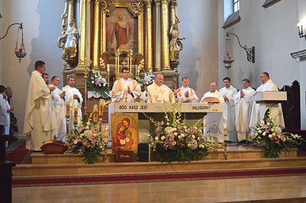 Eucharystię koncelebrowało kilkunastu kapłanów.