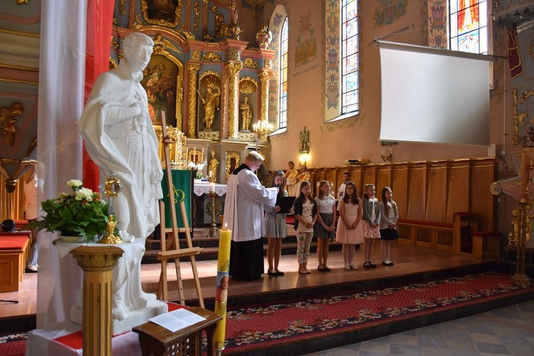 Figurę św. Stanisława Kostki ustawiono przy ołtarzu w przasnyskiej farze