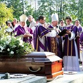 ▲	Porąbczanie i ich goście pożegnali swojego wiekowego duszpasterza śp. ks. prałata Józefa Strączka.